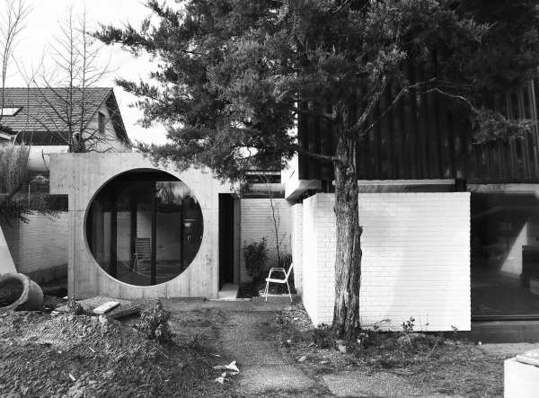 Der Anbau schliet auf der linken Seite des Altbaus an.