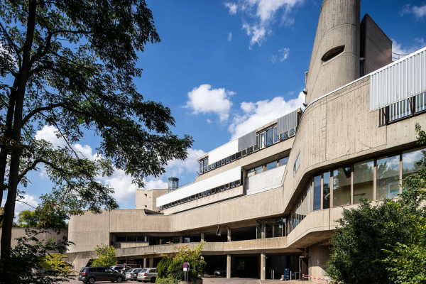 Das ehemalige Institut für Hygiene und Mikrobiologie des Duos Fehling + Gogel (1966–74) steht für eine großzügige und offene Architektur des Forschens und Lehrens.