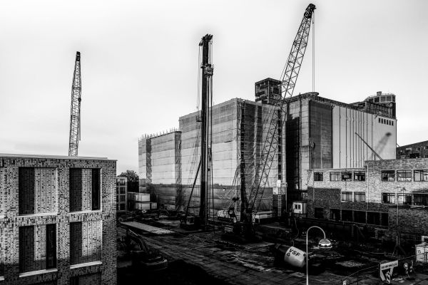 Molengebouw und Riffellokaal sind einger�stet, die Tiefgarage befindet sich im Bau.