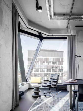 Die neuen, offenen Ecken von innen. Die alte Betonstruktur der Sttzen und Deckenplatten bleibt in den neuen Bros sichtbar.