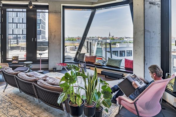 Beispielbro mit offener Ecke und der sichtbaren alten Beton-Tragstruktur.