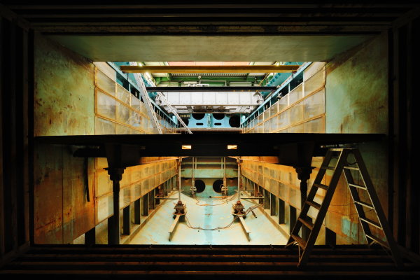 Blick aus der Ringrohrleitung in Strmungsrichtung in die Messstrecke mit halb abgesenktem Hubboden, 2011