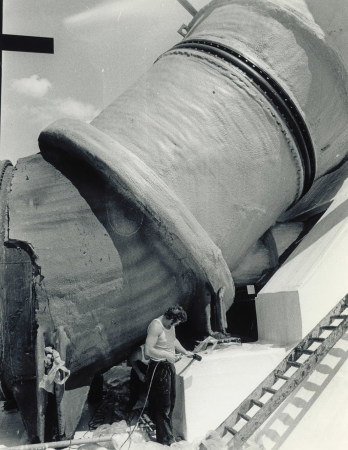 Der Polyurethanschaum zeichnet sich durch eine haptische Qualitt aus, die allen blichen Erfahrungen architektonischer Materialoberflchen widerspricht.