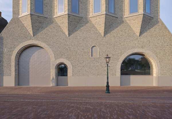 Das Tor dient der Anlieferung, die T�r daneben als Eingang f�r die Mitarbeiter. das Fenster geh�rt zum Ausstellungssaal.