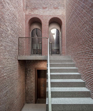 Die Treppe f�hrt zu einer Doppelt�r im 1. OG mit den charakteristischen Rundb�gen.