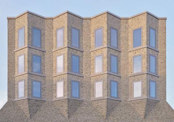 Die Erker und die Ziegelsteine geben der Nordfassade ein besonderes Spiel aus Licht und Schatten.