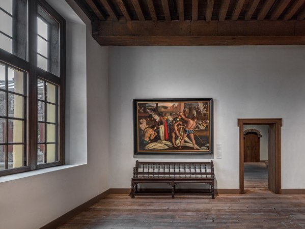 Historische S�le nehmen die in sieben Abschnitten sortierte Ausstellung zur Stadtgeschichte auf.