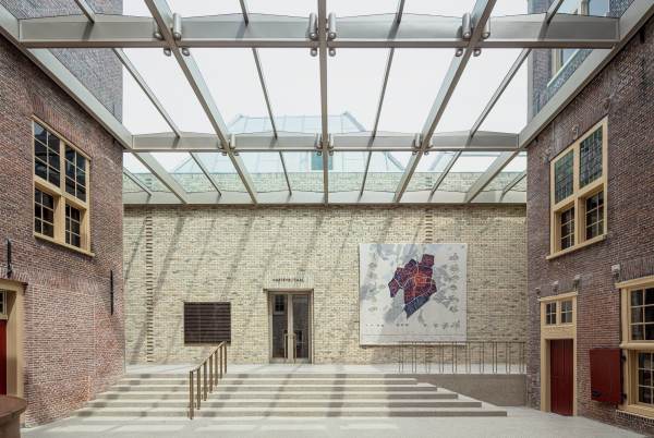 Der neu �berdachte Achterplaets als zentraler Knotenpunkt aller Wege im Museum.