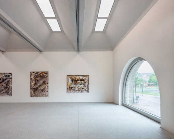 Das Van-Steijn-Gebouw endet an einem Rundbogen-Fenster mit Aussicht auf den Lammermarkt an der R�ckseite des Museums.