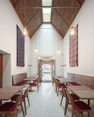 Die hohen, schmalen R�ume des Caf�s im Neubauteil neben dem historischen Vorhof.