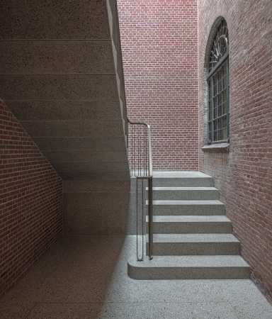 Die von oben belichtete Haupttreppe f�hrt vom Vestib�l zu den Ausstellungsr�umen im ersten Geschoss.