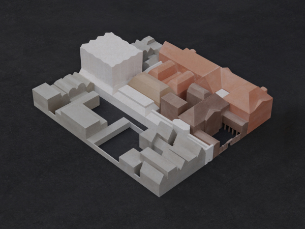 Modell des gesamten Museums. Rotbraun die Lakenhal von 1641, gelb der Harteveltzaal von 1890, rot der Papevleugel von 1921 und wei� die Neubauten und das Van-Steijn-Gebouw von 2019.