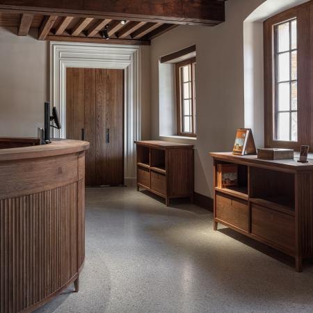 Kasse und Info-Tresen im Eingang. Im Hintergrund eine neue T�r in einem Durchbruch von 1929.