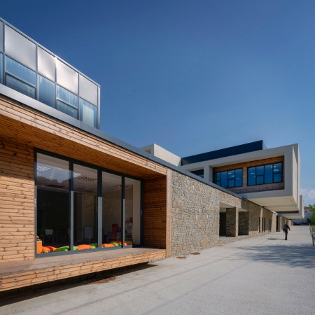 Schulcampus von PAB Architects auf Gkceada