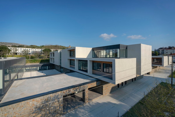 PAB Architects haben den Schulcampus auf der westtürkischen Insel realisiert.