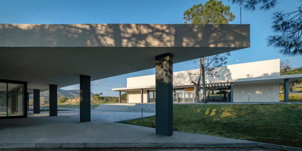 Nebengeb�ude (vorne), Sportzentrum (hinten)