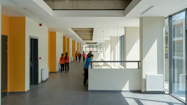 Schulcampus von PAB Architects auf G�kceada