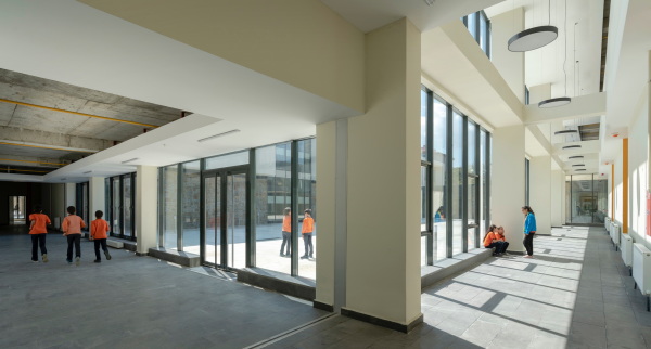 Schulcampus von PAB Architects auf G�kceada