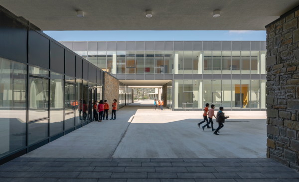 Schulcampus von PAB Architects auf G�kceada