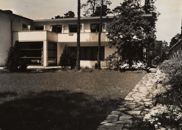 Das Wohnhaus der Familie Poelzig, in dem diese in den Jahren 193036 lebte, ist das einzige architektonische Werk von Hans Poelzigs zweiter Frau Marlene Moeschke-Poelzig, fr das sie eigenstndig verantwortlich zeichnet.