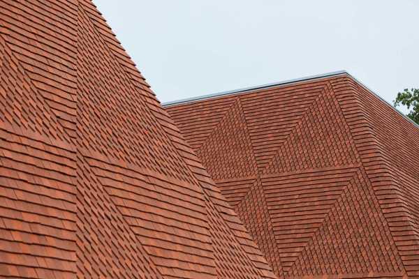 Detail der handgefertigten Tonziegel auf dem Dach.