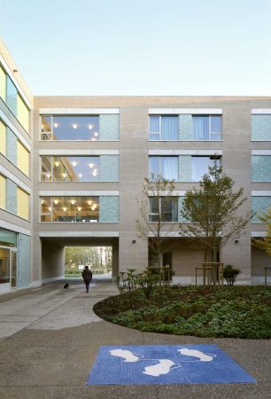 Fassade und ffentliche Passage im Hof