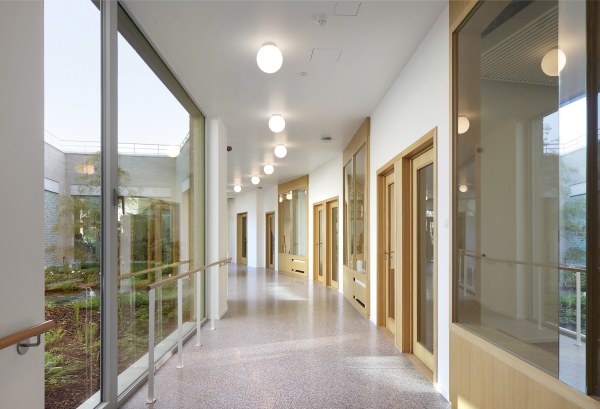 Flur mit Blick in den Hof