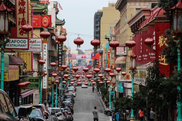 In der Episode Its China Town thematisiert 99% invisible die selten authentische Architektur der berwiegend touristischen Stadtviertel vieler amerikanischer Grostdten.