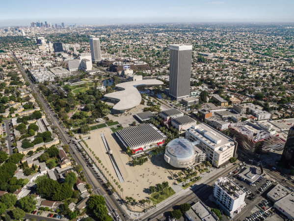 Peter Zumthors finaler Entwurf von Anfang 2019 sieht einen flachen Baukrper vor, der zwischen den LACMA-Bauten Renzo Pianos (unten) und den La Brea Tar Pits vermittelt und den Wilshire Boulevard berspannt.