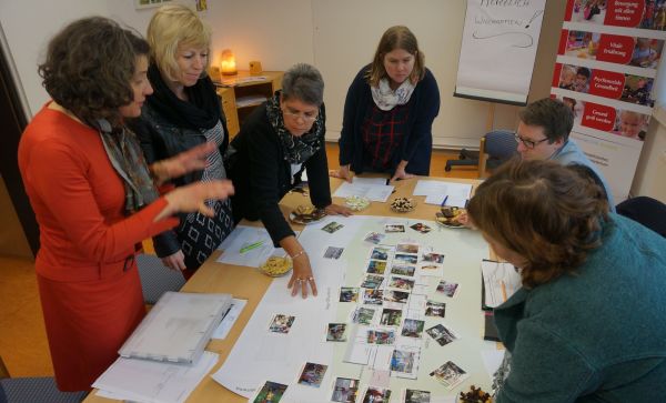 Baupilotin Susanne Hofmann in Aktion: Partizipations-Workshop mit den Erzieherinnen.