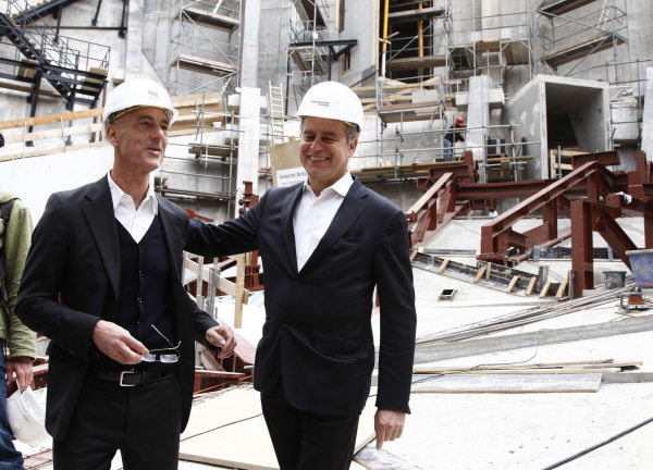 Die Architekten Jacques Herzog und Pierre de Meuron auf der Baustelle der Elbphilharmonie in Hamburg,  2010