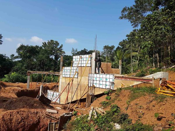 Shuttered Debris Wall im Bau