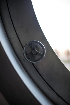 Auch Details wie die Fensterkurbeln spielen mit dem Formenrepertoire des Silos.