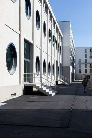 Sprechendes Signet sind die waschmaschinentrommelfrmigen Fenster.