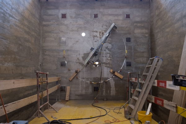  wurden przise aus den Wnden herausgeschnitten.