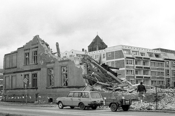 Anfang der 1980er Jahre wurde in Greifswald in der Hafenstrae die mittelalterliche Stadt abgerissen.