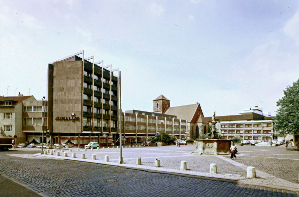 Die Stadt Hildesheim lie das Hotel Rose in den 1980er Jahren abreien und rekonstruierte einen Fachwerkbau.