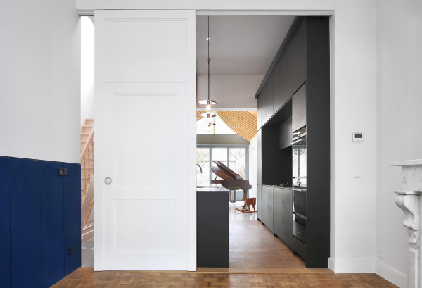 Blick in umgekehrter Richtung: vom Kaminzimmer an der Strae zum Garten.