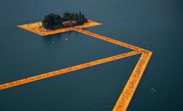 Christo und Jeanne-Claude: The Floating Piers, Lake Iseo, Italy, 201416
