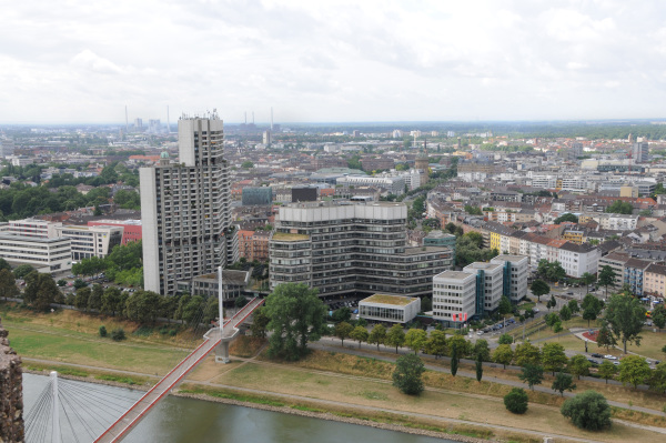 Hubert Berberich, Collini-Center von Neckar-Ufer-Bebauung Nord gesehen, Mannheim 2009