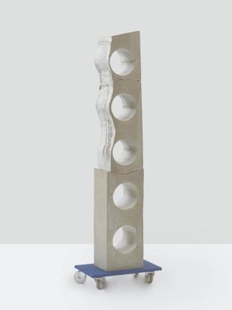 Isa Genzken, Ohne Titel, 2017, Beton, Rollbrett, 193,5 x 60,5 x 35 cm, Courtesy Galerie Buchholz, Berlin/Cologne/New York  die Knstlerin / VG Bild-Kunst, Bonn 2020