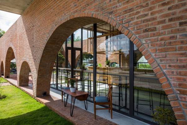 Wohnhaus mit Caf in Vietnam von Tropical Space