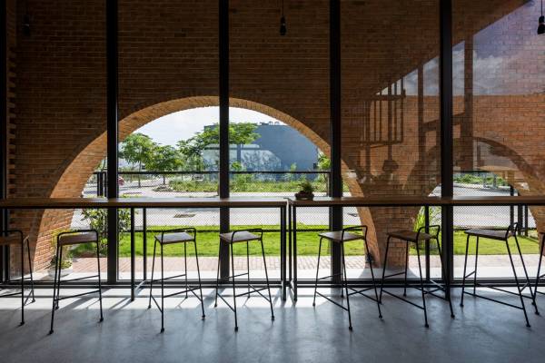 Wohnhaus mit Caf in Vietnam von Tropical Space