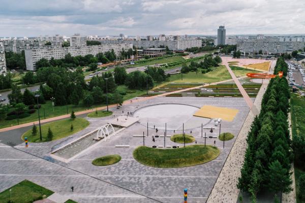 Im Vordergrund der Cultural Square mit kreisrundem Wasserbecken