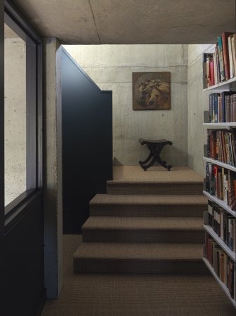 Ins 1. OG fhrt eine zweiteilige Treppe und eine Galerie, die den Blick auf den Hauptraum zurck lenkt.