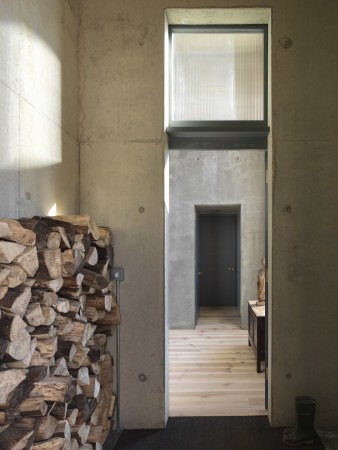 Blick aus einem der Nebenrume in die Halle.