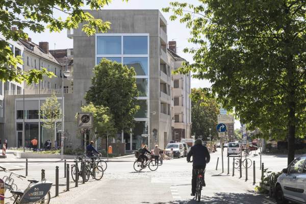 Wirkt auf einmal kleinst�dtisch: Blick aus der Linienstra�e auf den Wohnturm.