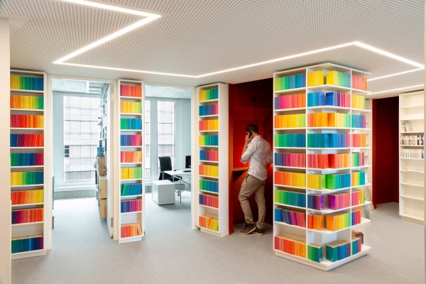 Die B�cherw�nde formen Besprechungs- und R�ckzugsr�ume zum konzentrierten Arbeiten.