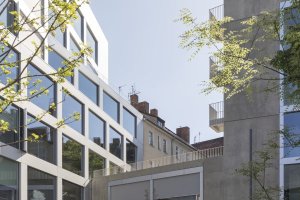 Zwischen dem siebengeschossigen B�rofl�gel und dem sechsgeschossigen Wohnhaus an der Linienstra�e steht ein zweigeschossiger Verbindungsbau mit Dachterrasse.