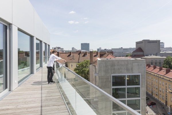 Blick �ber die D�cher zum B�hnenturm der Volksb�hne